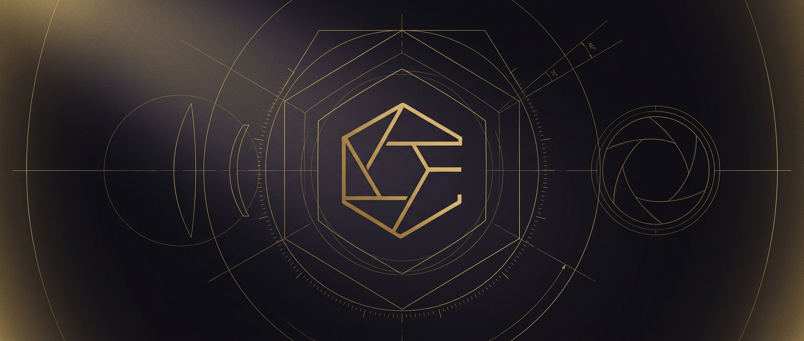 Grafisches EjoTech-Emblem: das goldene sechseckige Objektivzeichen in einer feinen optischen Zeichnung